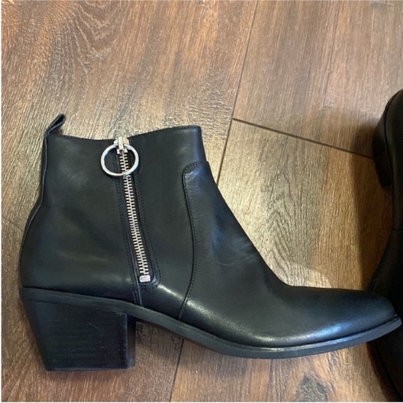 Via Spiga Shoes Cayla Black Leather Low Heel Zipper Ankle Boots New size 8.5 - Picture 5 of 13